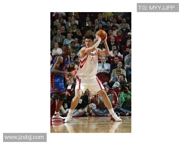 姚明挥舞篮球展现巨人风范与运动精神的完美结合